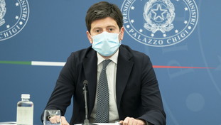 La pace della mascherina. Via l'obbligo di indossarla all'aperto