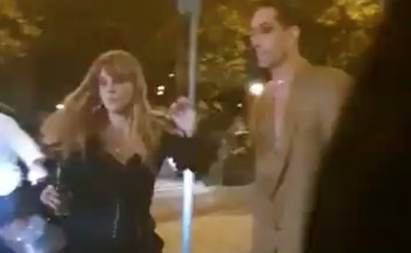 Dramma sfiorato per i Maneskin. Damiano salva la bassista Victoria e il video diventa virale