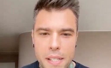 Fedez è alla canna del gas e se la prende col Vaticano con la solita retorica sulle tasse non pagate