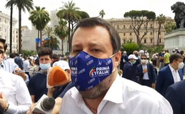 Europei, Salvini: io sono per la libertà, in ginocchio o in piedi