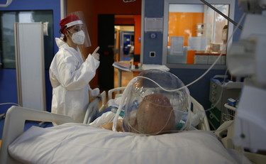 Pronti a nuove zone rosse, doccia fredda Locatelli sulla variante Delta