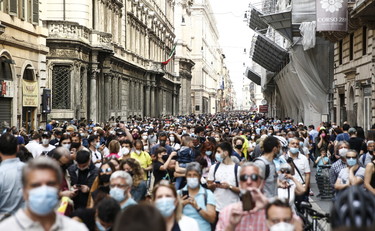 Andate in vacanza solo dopo la seconda dose, l'appello dei virologi sull'estate