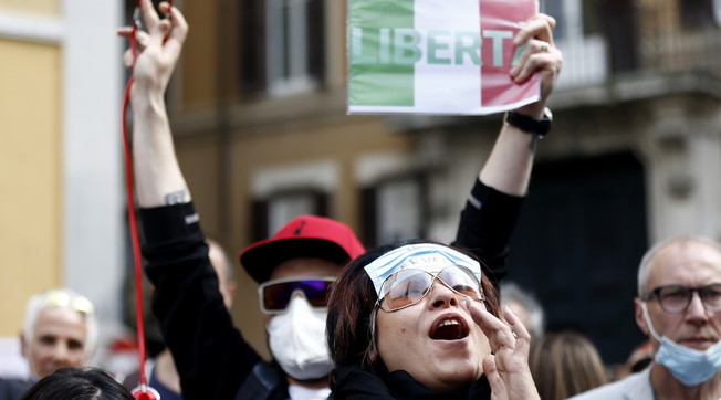 Niente mascherine all'aperto. Poi Brusaferro gela tutti: Se risalgono i contagi...