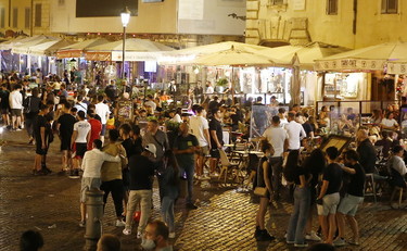 Le ordinanze anti-movida fanno la fortuna degli abusivi. La beffa dopo il lockdown