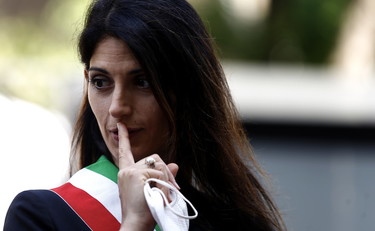 I consiglieri grillini lasciano il M5s, la Raggi perde la maggioranza