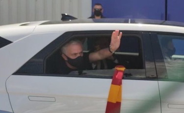 Mourinho mostra la sciarpa giallorossa ai tifosi. Tripudio a Ciampino VIDEO