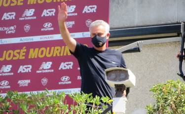 Habemus Mourinho, il saluto dal balcone di Trigoria: tifosi in delirio | VIDEO