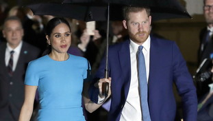 Harry scappa via da William. Il sospetto su Meghan e il mistero sulla Regina