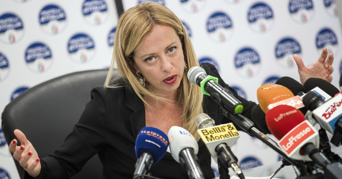 Meloni appesa a testa in giù. Manifesti choc e la sinistra non condanna a Piazzale