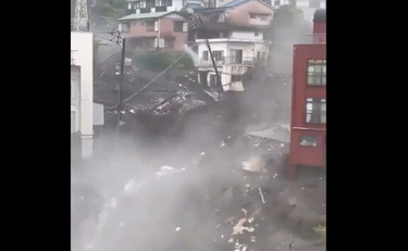 Filmano la pioggia poi la catastrofe: la frana travolge tutto