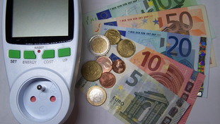 Prezzi delle bollette di luce e gas alle stelle: la tassa verde dell'Europa affossa gli italiani