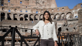 Ennesima gaffe incredibile della Raggi. Ecco il nuovo monumento a Roma: la cupola del Colosseo - VIDEO