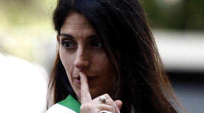 Virginia Raggi tra i sindaci peggiori. E i grillini esultano pure