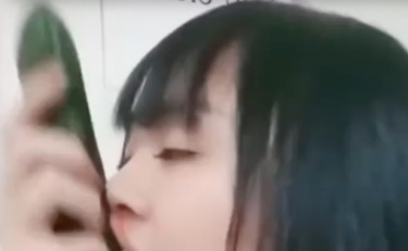 Khaby Lame, su Tik Tok la lezione con il cetriolo. E non è uno scherzo