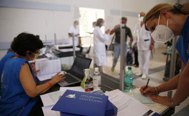 Variante Delta, medici e insegnanti verso l'obbligo vaccinale