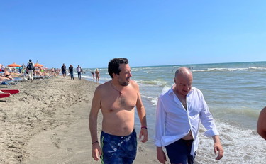 Salvini dà le dritte a Michetti, cosa si dicono sulla spiaggia