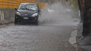 Temporali, grandinate e temperature in calo in tutta Italia: neanche il meteo ci lascia in pace