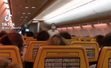 La notizia sconvolge il viaggio in aereo: l'annuncio che non ti aspetti