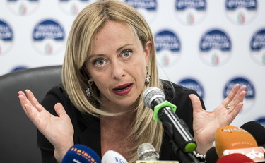 Una follia raggelante, la Meloni boccia il green pass per treni e ristoranti