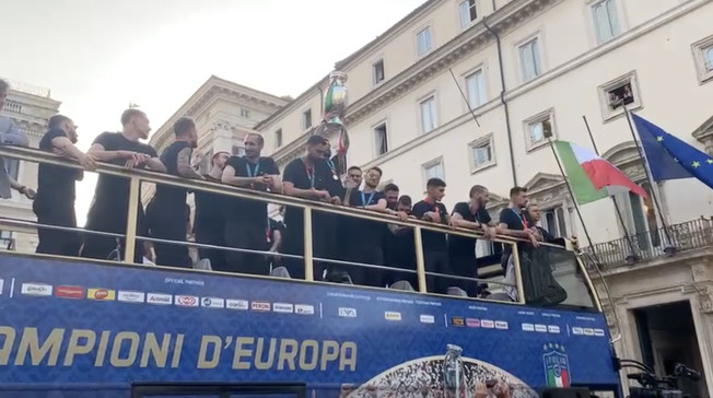 La festa sull'autobus scoperto non era autorizzata, il prefetto di Roma contro la Figc