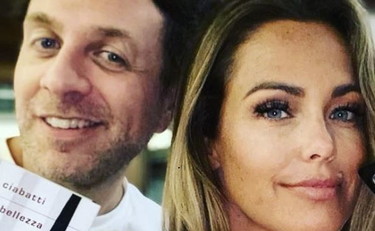 Web in rivolta contro Sonia Bruganelli, che succede in aereo