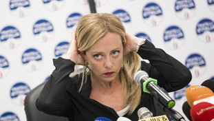 Follia grillina, abolizione subito. Meloni è una furia dopo la maxi-truffa degli extracomunitari