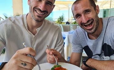 Bonucci, Chiellini e la pastasciutta, come sfottono gli inglesi