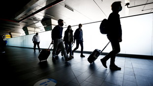 Crollo verticale delle prenotazioni per le vacanze. La variante rovina l'estate degli italiani