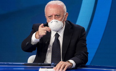 Via alla vaccinazione di massa degli adolescenti. Ecco il lanciafiamme di De Luca