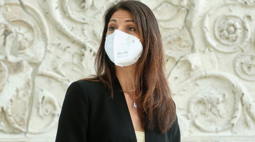 Dalla lotta alla Casta agli hotel di lusso. Pizzicata la Raggi