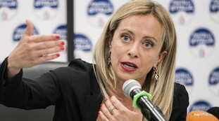 Ho stretto la mano a Berlusconi, il retroscena della Meloni sul cda Rai