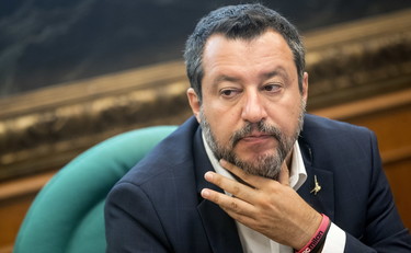 L'obiettivo è salvare vite, Salvini fa yoga e risponde all'attacco di Draghi