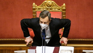 Cambi di casacca e assenze, dimagrisce la maggioranza che sostiene Draghi