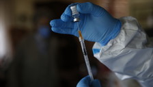 Oltre al danno la beffa: vaccinata sei volte, ma non le danno il green pass