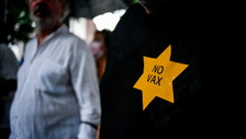 No a segregazione e sanzioni economiche, sì alla persuasione sui no-vax