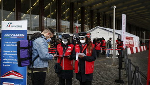 Il governo mette i no-vax con le spalle al muro: niente trasporti senza green pass