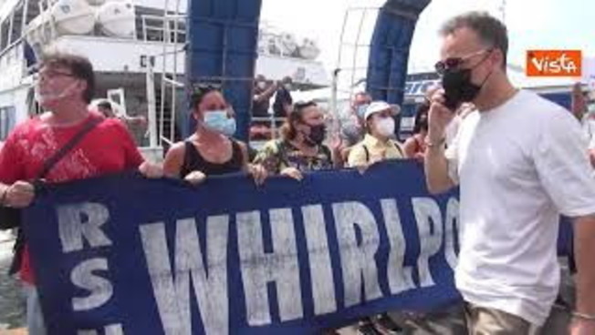 Whirlpool Napoli, operai bloccano imbarchi al porto