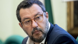 È scontro sui nuovi divieti, ribellione sul green pass. La promessa di Salvini: Lavorerò per cambiarlo