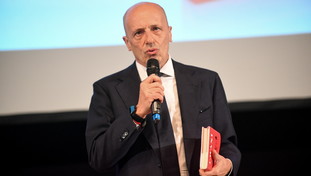 Sallusti distrugge Travaglio: “Draghi figlio di papà? Tu figlio di… e asino incapace”