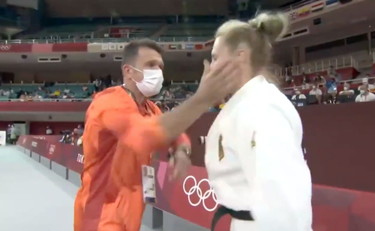 Lo sconvolgente rituale tra percosse e schiaffi in faccia: choc judo alle Olimpiadi