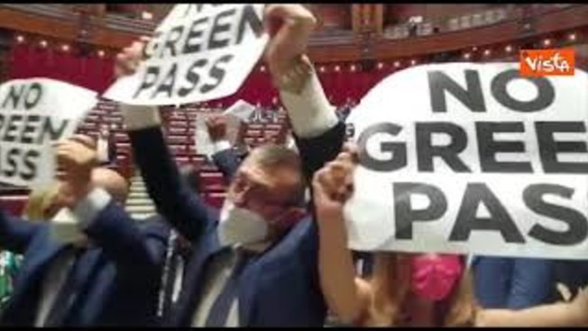 No Green pass, bagarre in Aula Camera, deputati di FdI con cartelli contro certificato