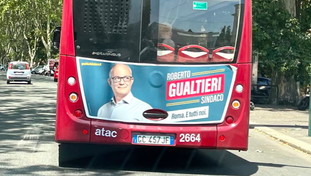 Gualtieri sull'autobus? Così Sgarbi massacra la trovata elettorale del piddino