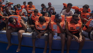 Quindici sbarchi in un giorno, Lampedusa nel caos. E Salvini chiede un vertice con la Lamorgese