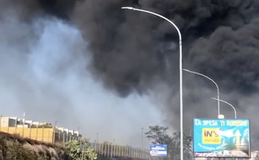 Autodemolitore prende fuoco e mette in ginocchio la Borghesiana VIDEO