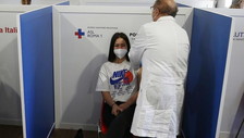 Il governo insegue bambini e ragazzi con la siringa: vaccini anche a scuola