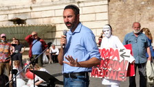 Vaccino, il no-vax Barillari usa la pistola al posto della siringa. Bufera in Regione Lazio