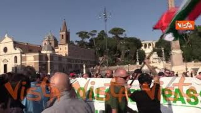Protesta no green pass, tensioni all'arrivo di Forza Nuova. La Polizia forma un cordone