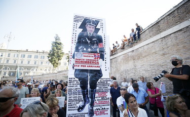 Draghi come Hitler, i cartelli choc. Norimberga arriva la rabbia no green pass