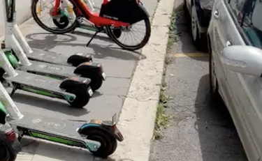 La vergogna dei monopattini, cosa deve fare un disabile per muoversi a Roma?