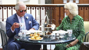 Il principe Carlo svenduto: così il nipote di Camilla ha fregato tutti e lucrato sulla corona